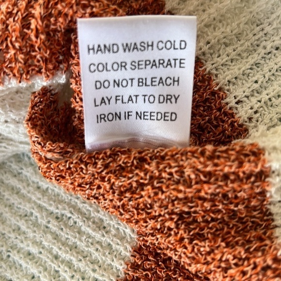 Le Lis Distressed & Shark Bite Raw Hem Detail‎ Crewneck Long Sleeve Sweater - Picture 6 of 8